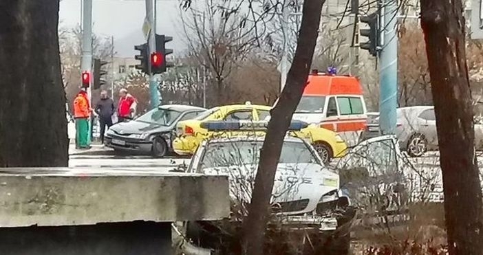 Тежък пътен инцидент е станал на кръстовището на бул Освобождение