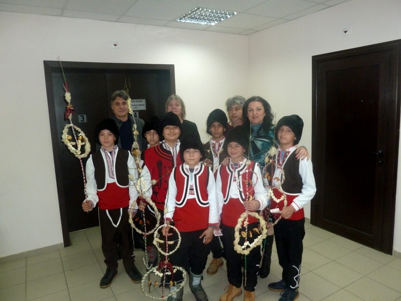 Сурвакари от Основно училище “Св.Св.Кирил и Методий“ в село Добролево