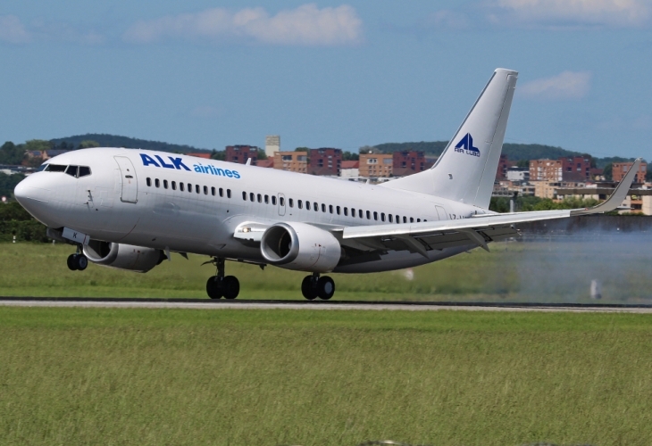 Самолет Боинг 737 300 на регистрираната в България авиокомпания ALK