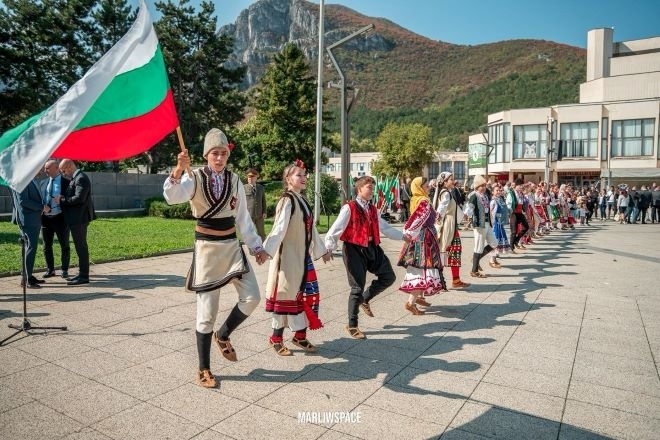 С издигане на националния флаг започна тържествената церемония по повод