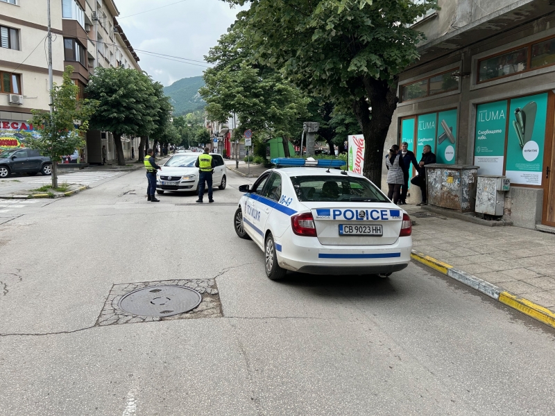 Кола блъсна възрастна жена на оживена улица във Враца, видя