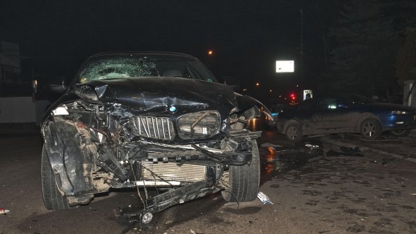 Двама младежи са пострадали, след като катастрофирали с „BMW“-то, в