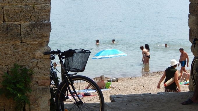 С настъпването на горещите дни видинчани търсят прохлада във водите на река Дунав