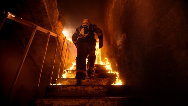 Пожарникари са спасили възрастна жена от горяща къща в Монтана