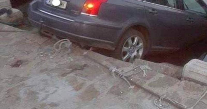 Жена шофьор паркира колата си на пристанището в Созопол и я