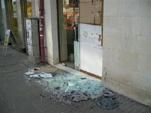 Полицаи хванали вандал потрошил стъкло на закусвалня в Козлодуй съобщиха