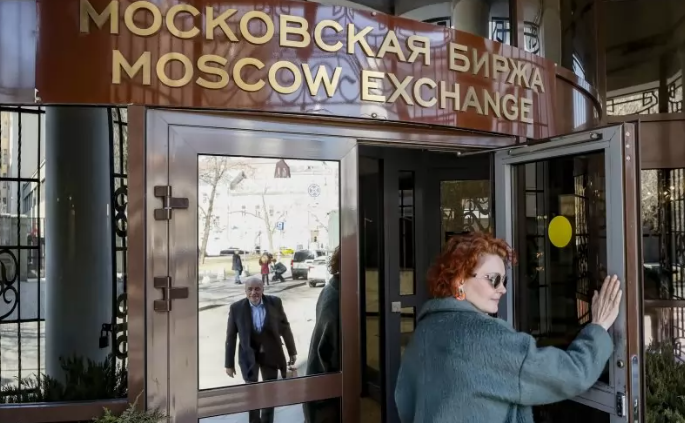 Централната банка на Русия спря до второ нареждане търговски сесии