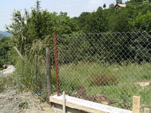 Полицията е заловила непълнолетни откраднали оградна мрежа на овощна градина