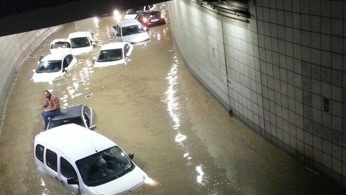 Най-малко шестима души са пострадали при наводнения в турската столица