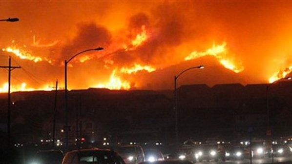 Американските пожарникари заявиха, че най-малко 500 сгради са били изпепелени