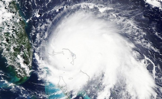 Ураганът "Дориан" връхлетя атлантическото крайбрежие на Канада. Стихията повали дървета,