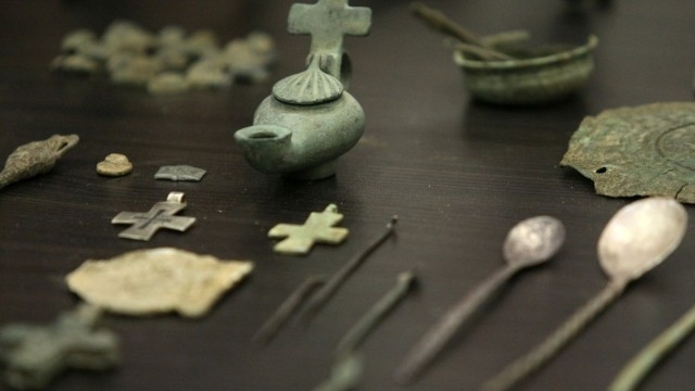 Старинни предмети са открити при обиск на кола в Монтанско