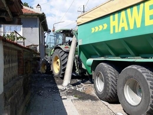 Трактор се е забил в стълб в Монтанско съобщиха от