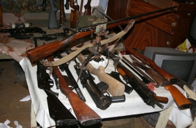 Полицията е открила голямо количество оръжие и боеприпаси в имот