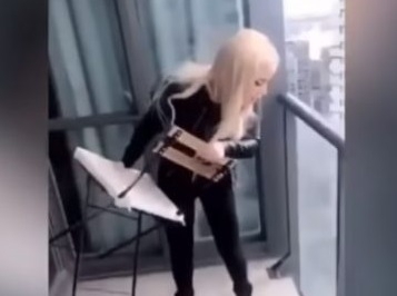 Издирват канадска жителка, която решила да метне стол през балкона