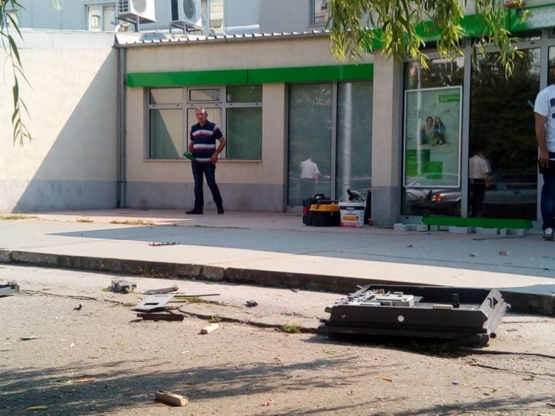 Разкриха крадците, които взривиха и ограбиха банкомат в пловдивския район