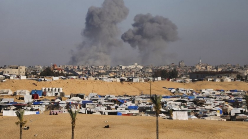 Експлозии и пожар в лагер за разселени край Рафа, след