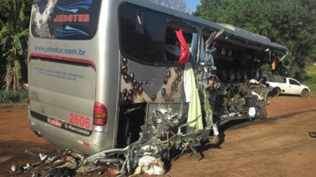Най малко 17 души са загинали след като автобус падна от