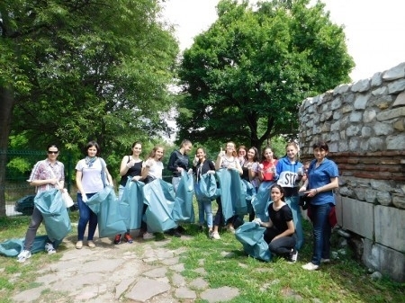 Ученици от Монтана чистиха "Калето" в Световния ден на околната