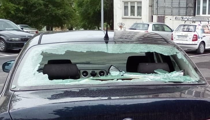 Бандит потроши стъклото на кола във Врачанско съобщиха от областната