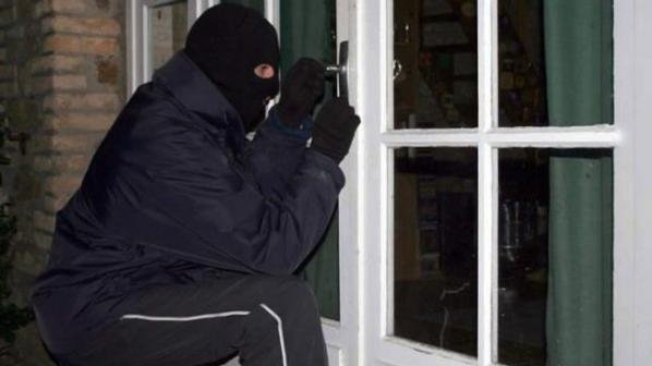 Полицаи издирват бандит извършил кражба на вещи от къща във