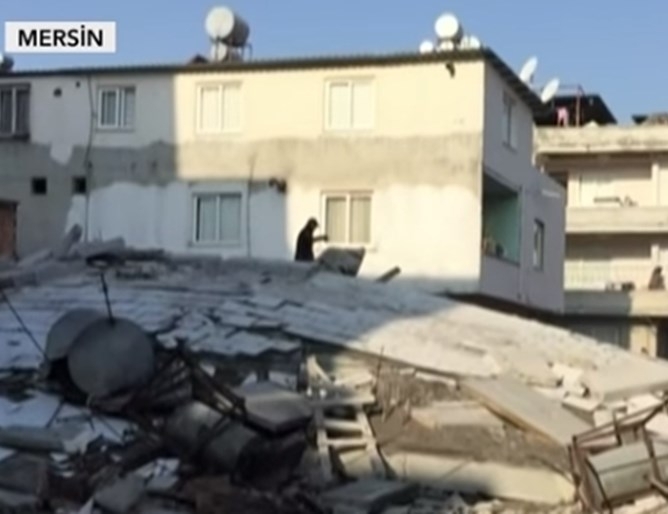 Пететажна жилищна сграда се срути днес в южния турски град