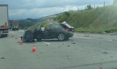 Мъж пострада в катастрофа на АМ "Струма" край Дупница, съобщиха