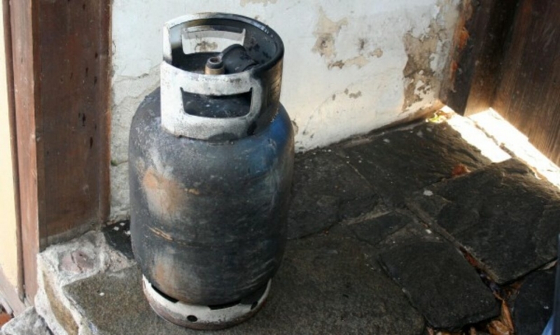Запалена газова бутилка вдигна накрак огнеборци от Монтанско, съобщиха от