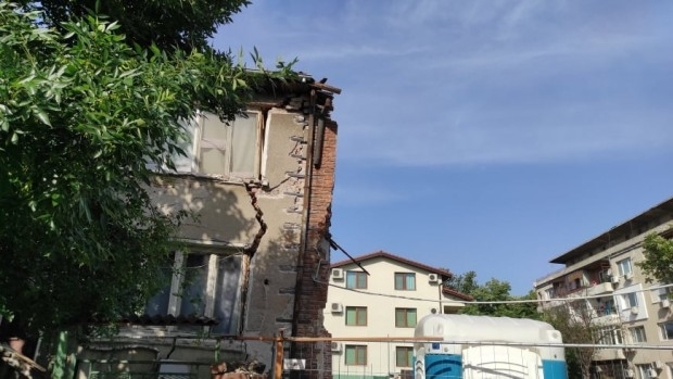 70 годишна къща в Пловдив се разцепи и наклони след