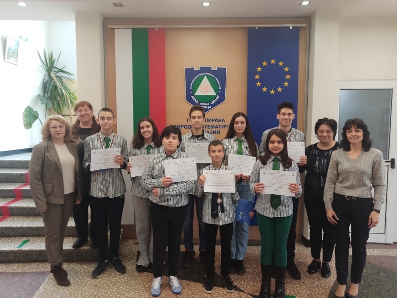 Ученици от ППМГ Акад Иван Ценов във Враца се върнаха
