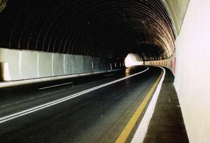 Авария остави тъмен тунела Кривия на E 79 съобщава БГНЕС Шофьорите