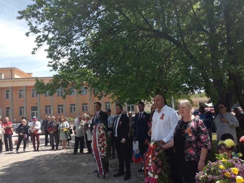 Днес представители на Руското посолство в България поднесоха венци пред