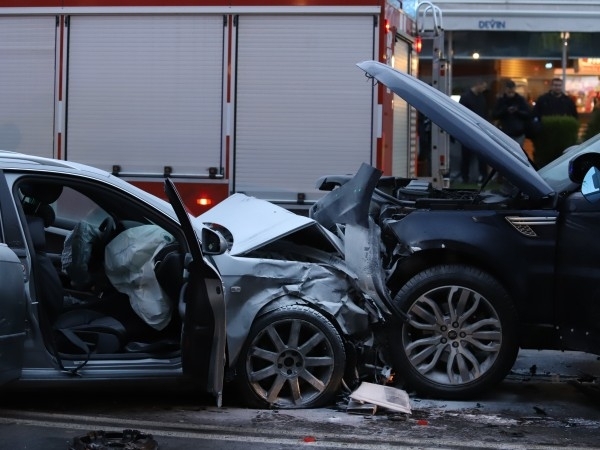 Най малко девет души са загинали при катастрофа с шест автомобила