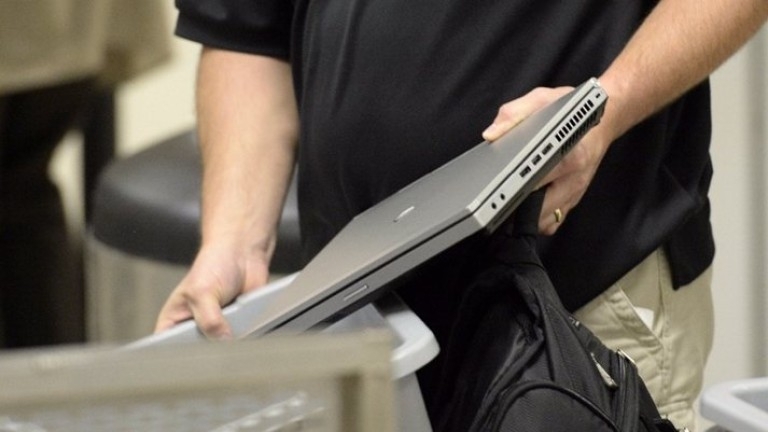 Жена е дала лаптопа си за ремонт в Монтана след