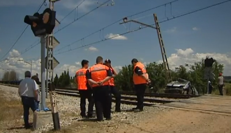 Трима българи загинаха след като товарен влак удари автомобила им