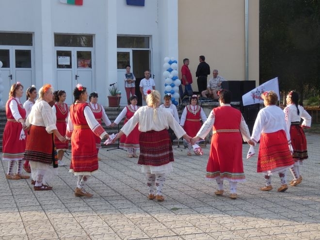 Народната певица Ана Мария кавалджията Злати Петров и духовият оркестър Закс