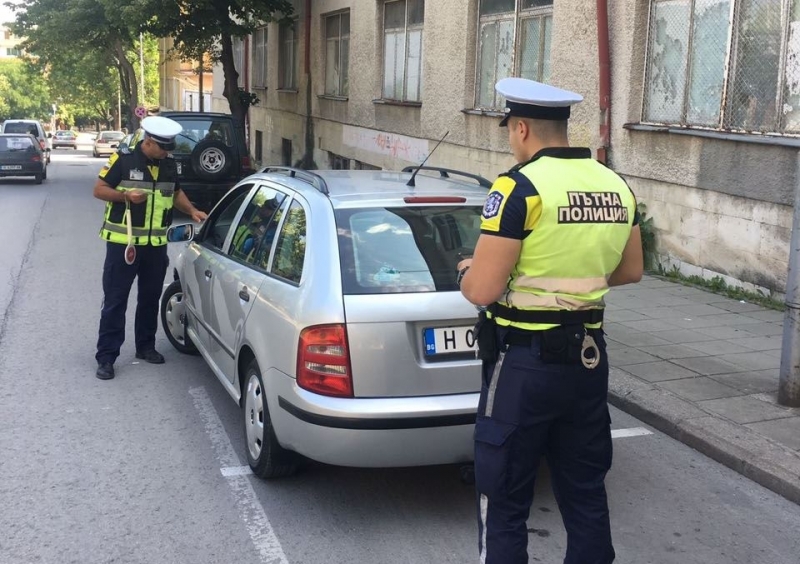 Полицаи обискираха колата на напушен дилър в Бяла Слатина съобщиха