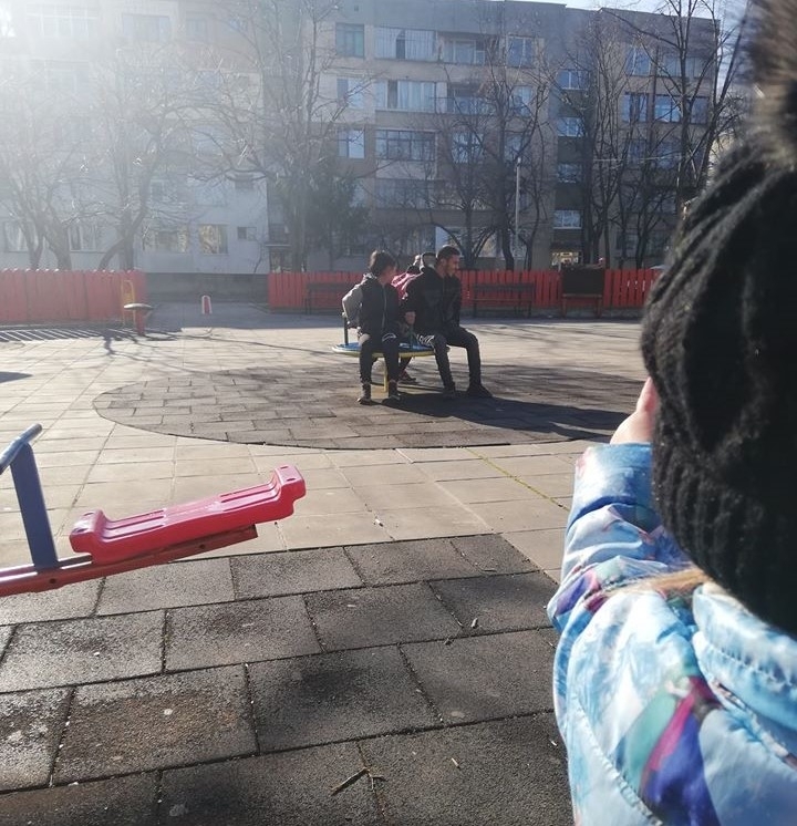 Цигани са окупирали детска площадка в района на Стария пазар