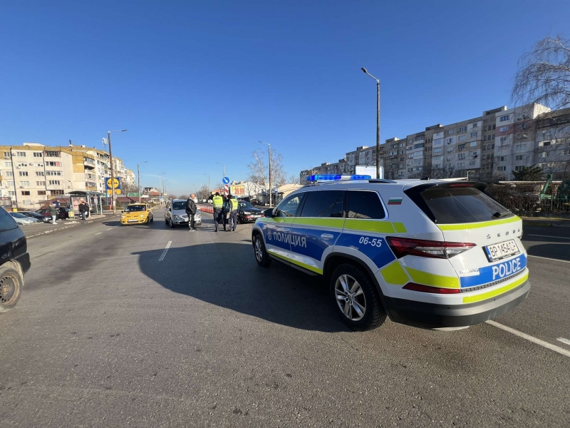 Катастрофа между две коли затруднява движението по оживен булевард във