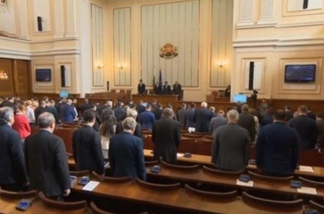 Депутатите почетоха паметта на загиналите в наводненията в Бургас. Председателят