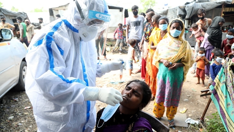 Потвърдените случаи на коронавирус в Индия вчера надхвърлиха два милиона