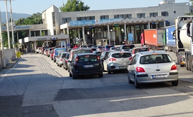 Временно е спрян трафикът на товарни камиони към България съобщиха