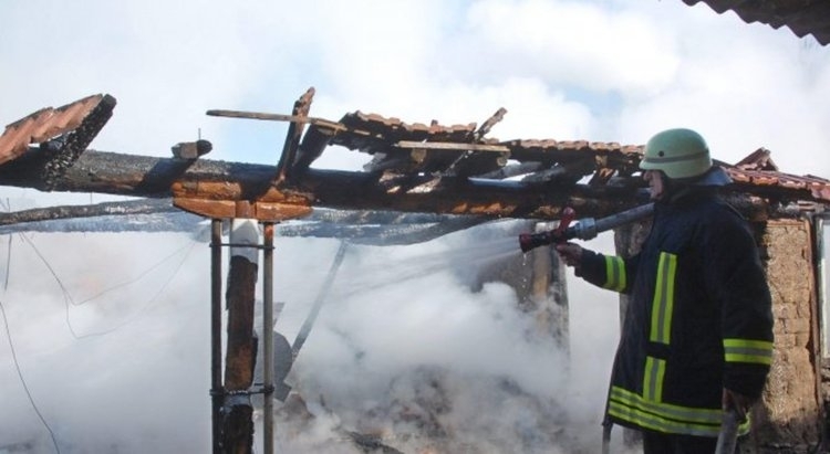 Пожар изпепели покрив на селскостопанска постройка в Монтанско съобщиха от