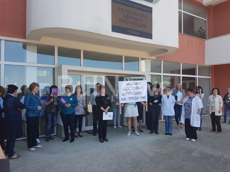 Служителите на Регионалната здравна инспекция във Враца отново излязоха на