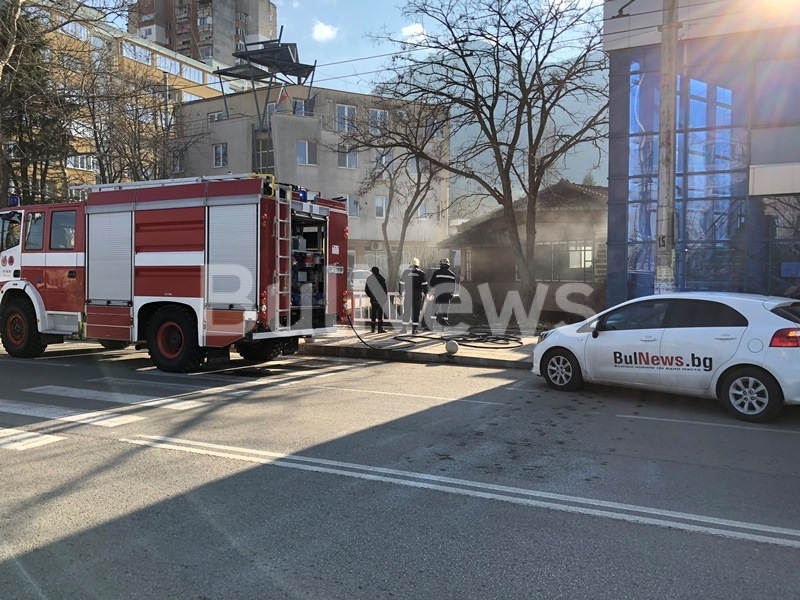 Пожар е избухнал на булевард Втори юни във Враца видя