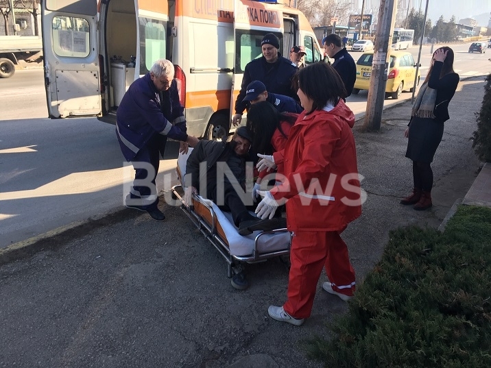 Мъж в тежко състояние лежи на тротоара на Криводолско шосе
