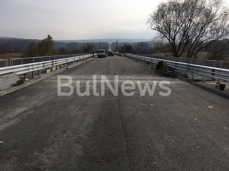 Утре се очаква мостът на международния път Е 79 край