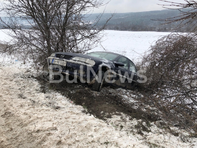 Кола се катурнала в крайпътна канавка на Е-79 между Враца