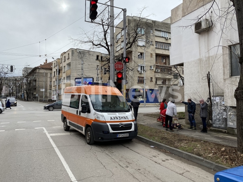 Човек е паднал на тротоара на възлово кръстовище във Враца