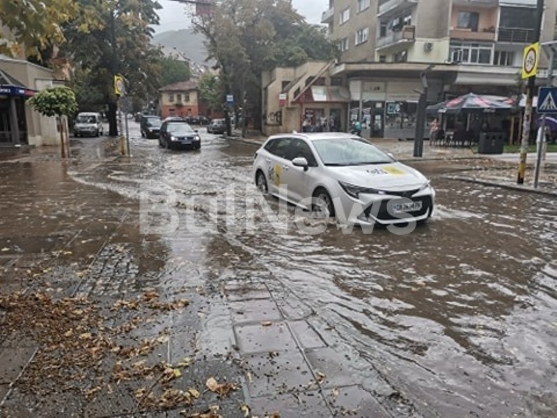 Проливен дъжд се изля над Враца преди броени минути видя